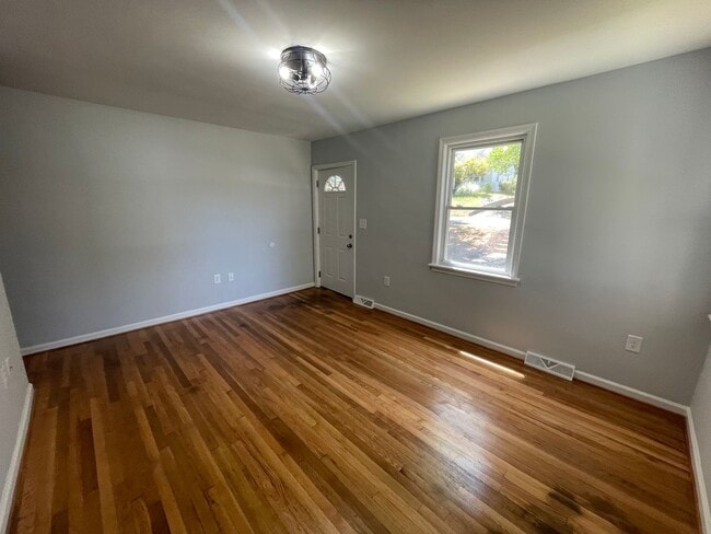 Building Photo - REMODELED & UPDATED BUNGALOW