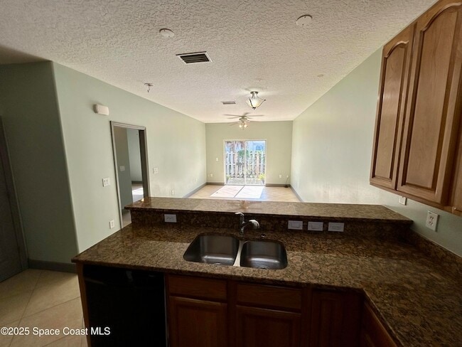 Building Photo - 910 Twisting Branch Ct