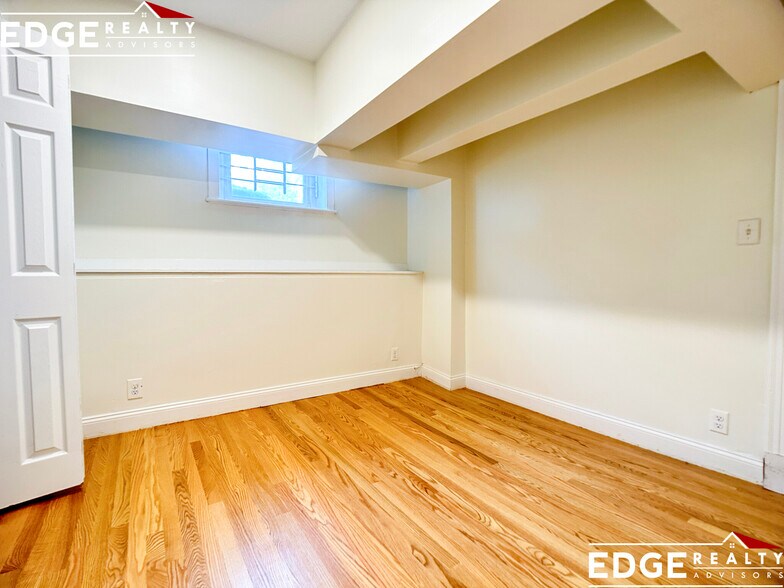 Building Photo - 16 Glenville Ave