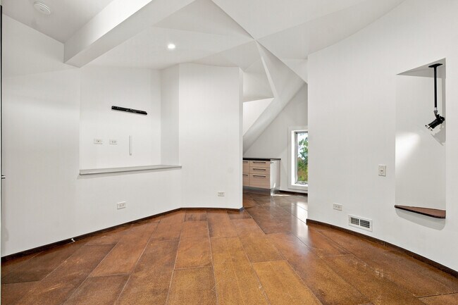 Building Photo - 2334 W Medill Ave