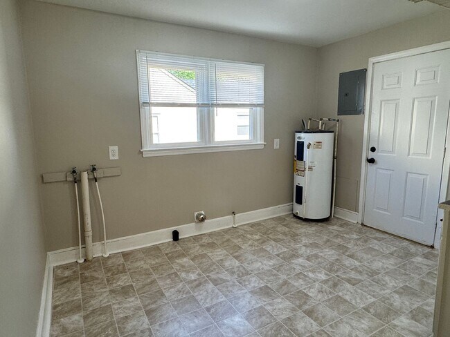 Building Photo - Recently updated spacious 2 bedroom with flex space and fenced backyard