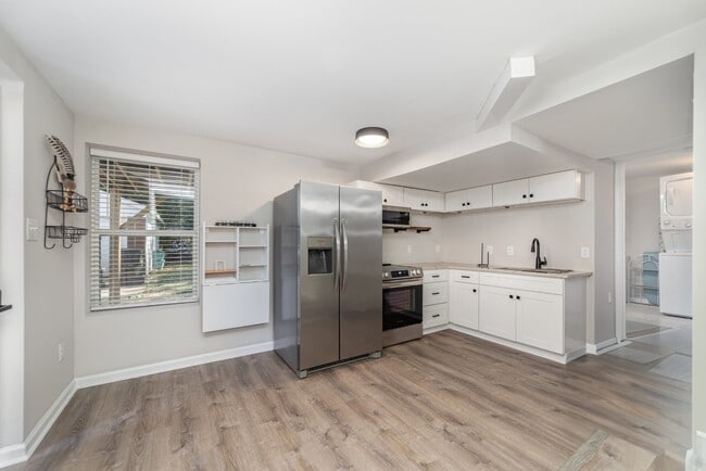 Building Photo - 6037 Ingleside Dr