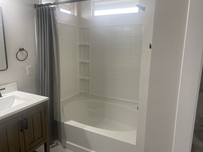 Building Photo - 1341 N Stratton Ave