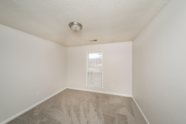 Building Photo - 8915 Lanthorn Cove