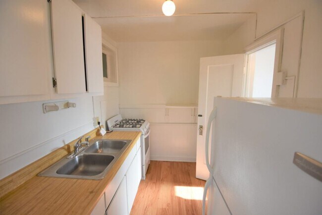 Building Photo - Summer 2026 Prelease! 1 Bedroom Apartment on the Hill