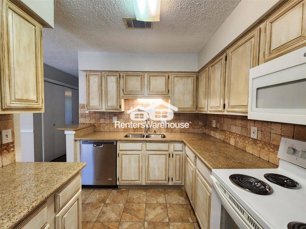 Building Photo - 17742 Kings Park Ln