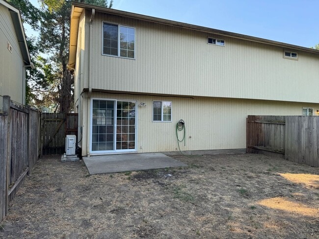 Building Photo - Updated 3 bedroom 2 bath duplex! MOVE IN S...
