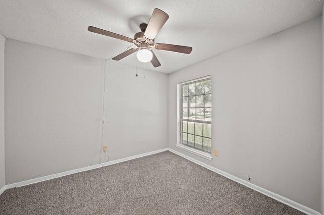 Building Photo - 5232 Cottonwood Cir