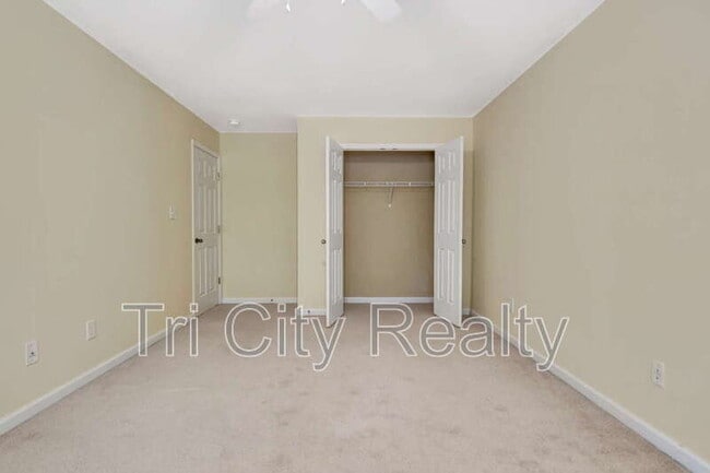 Building Photo - 113 Macalester Dr