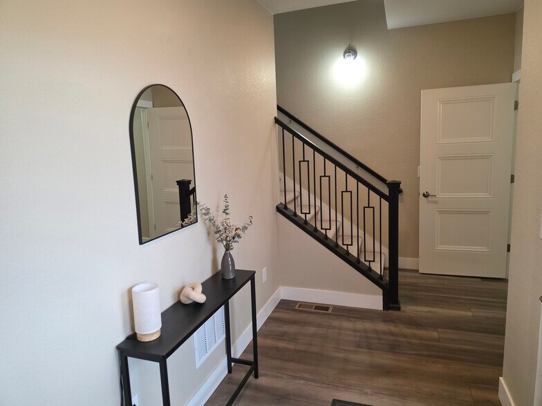 Bright and inviting entryway - 2220 S McIntyre St
