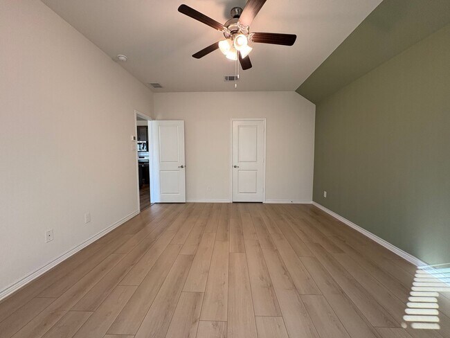 Building Photo - Pristine in Princeton!