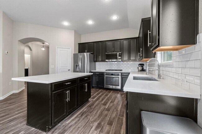 Building Photo - 24502 Royal Pike Dr