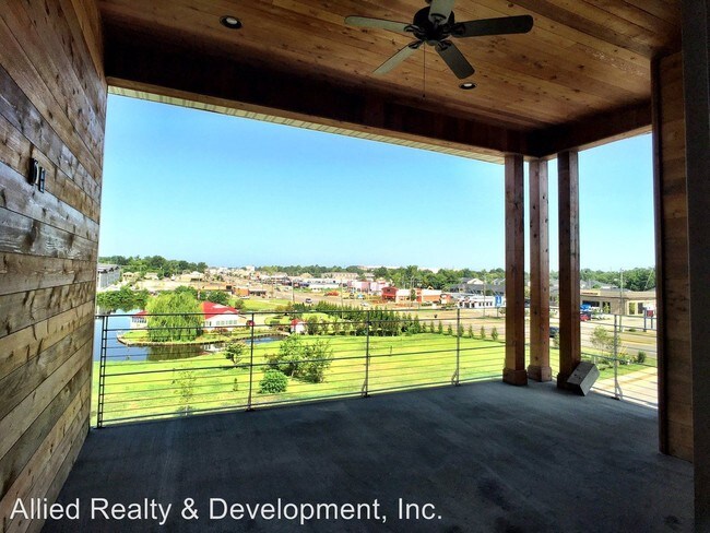 Building Photo - 1525-1585 Forest Lake Dr