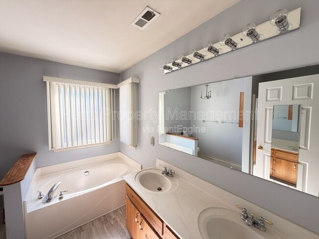 Building Photo - 11809 Sanbury Ln