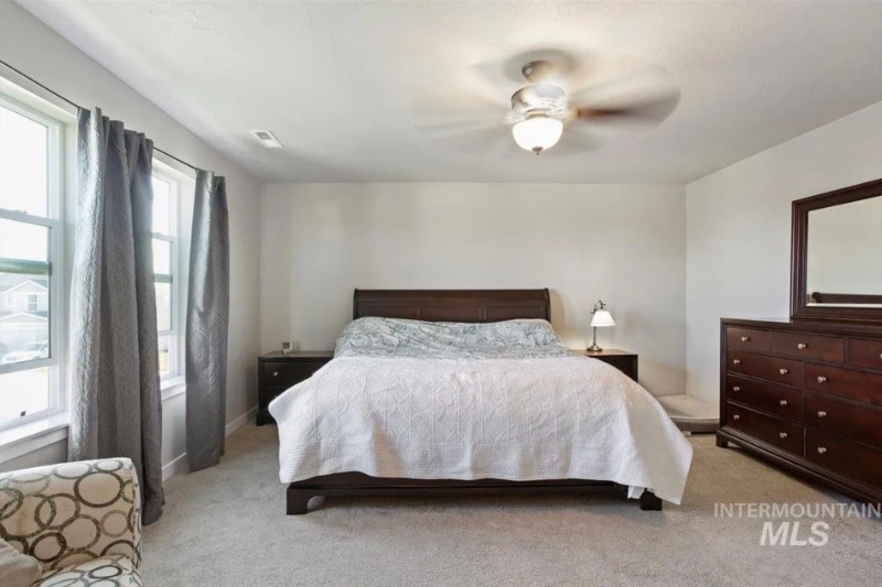 Building Photo - 765 SW Huebert St