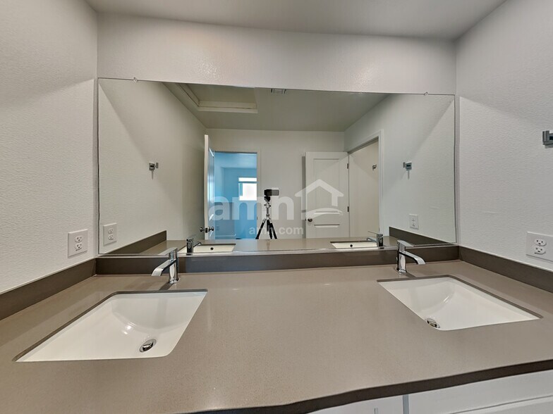 Building Photo - 6619 S 42nd Dr