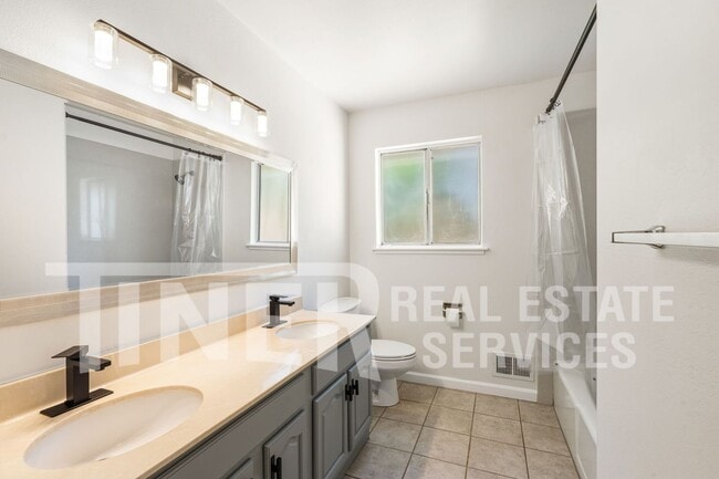 Building Photo - 7400 Mooncrest Way