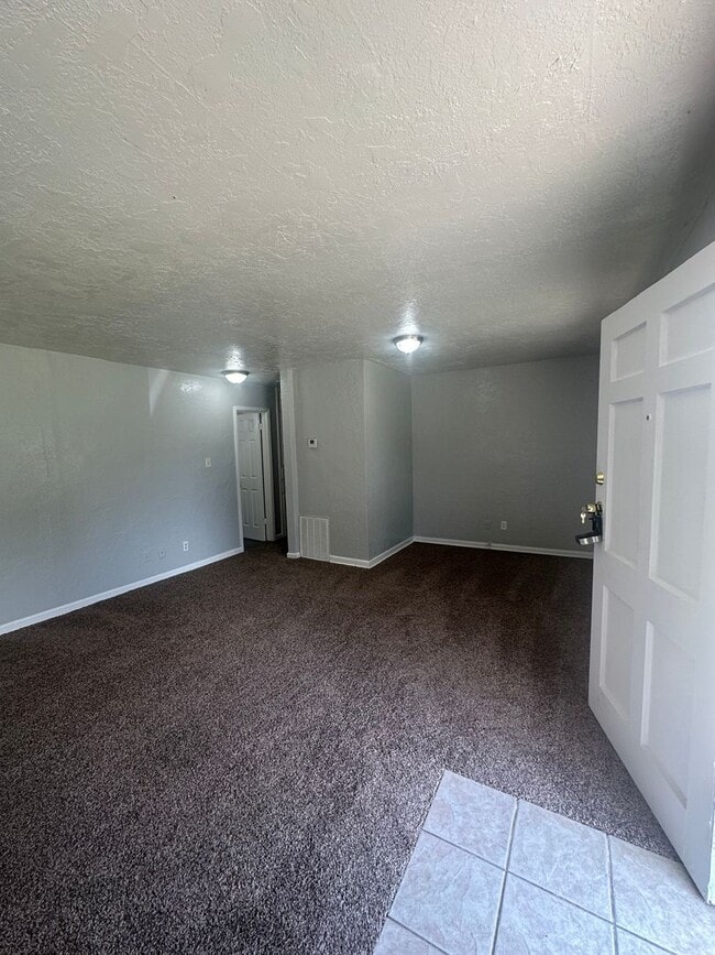 Building Photo - 2 Bed, 1 Bath, 1 Car Garage