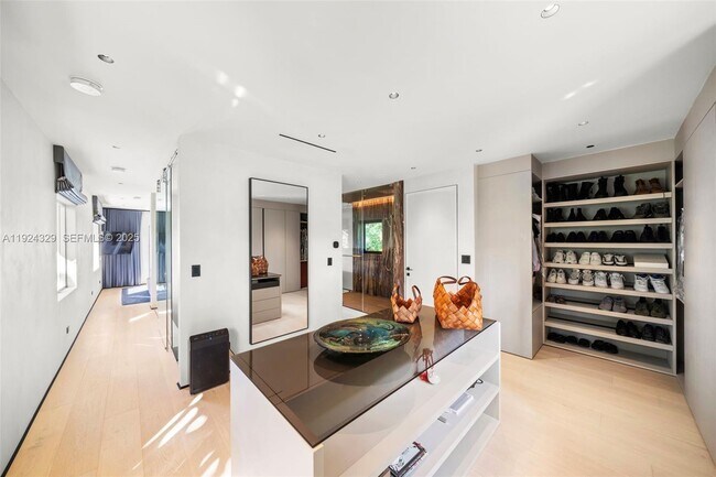 Building Photo - 244 W San Marino Dr