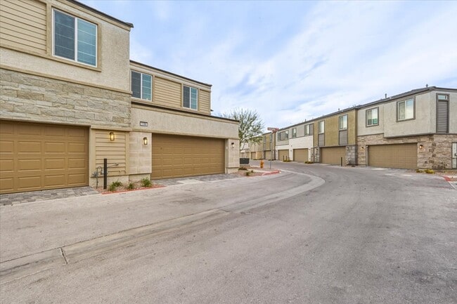 Building Photo - 1180 Heliodor Ave