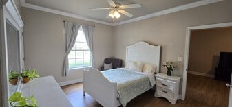 Building Photo - 900 Dean Lee Dr