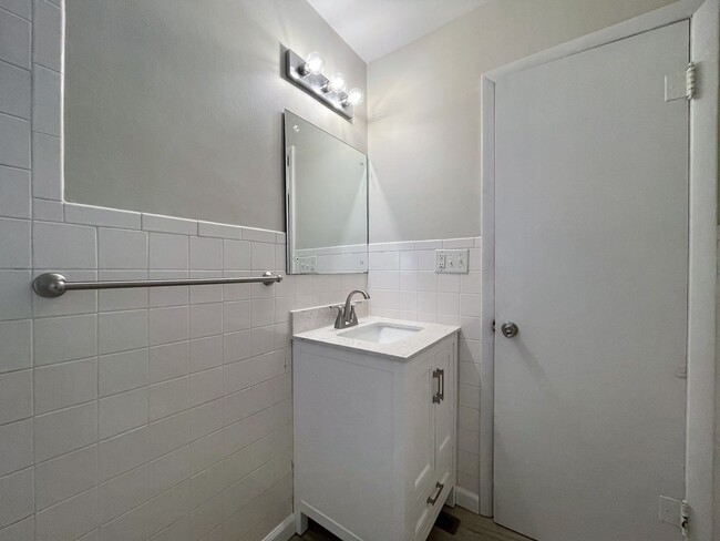 Building Photo - Portland Duplex