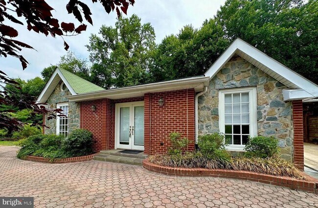 Building Photo - 6312 Old Dominion Dr