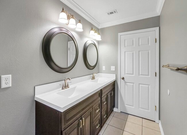 Building Photo - 5897 Saratoga Dr