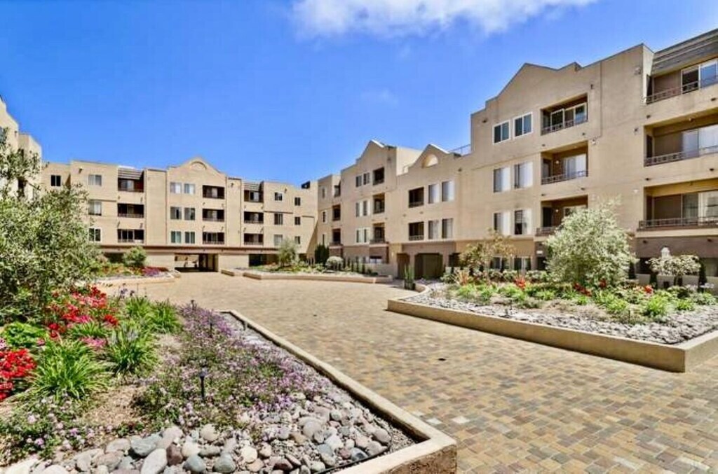 Building Photo - 8889 Caminito Plaza Centro