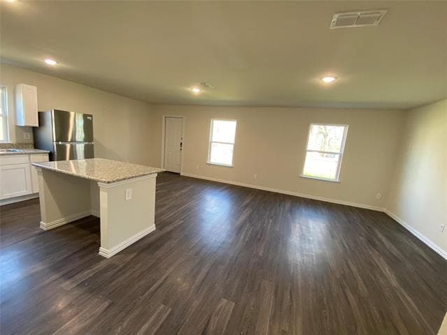 Building Photo - 104 Holiday Dr