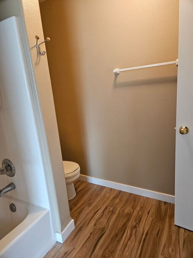 Building Photo - 3 Bedroom, 1 1/2 bath townhouse in Hillsboro
