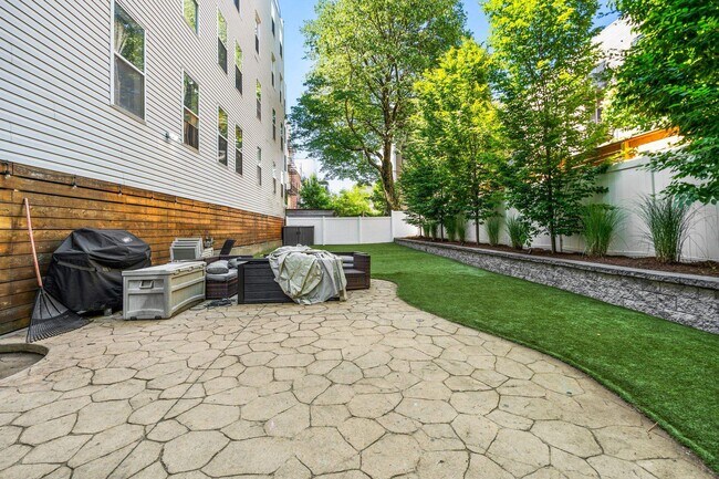 Building Photo - 510 Monroe St
