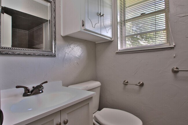 Building Photo - Large 3 bed/2 bath with BONUS ROOM in Yukon!