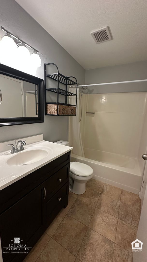 Building Photo - Updated Downtown Sonoma Condo!