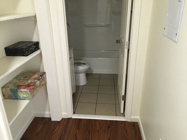 Building Photo - Lakeview Drive Bell 2503-2507 (Tri-plex)