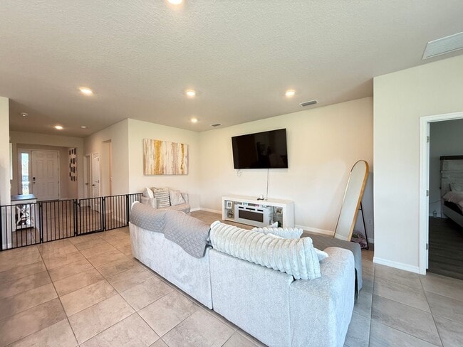 Building Photo - 4 Bedrooms, 2.5 Baths Coming Soon!