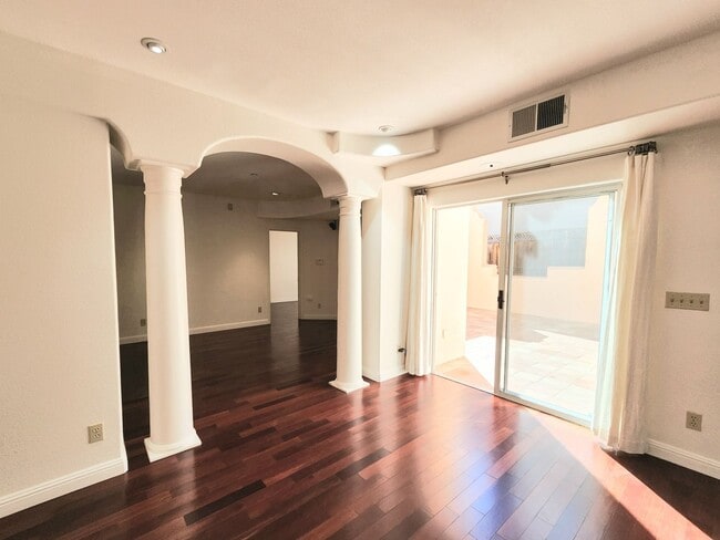 Building Photo - Spacious 3 bedroom condo
