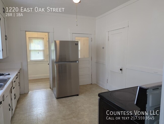 Building Photo - 1220 E Oak St