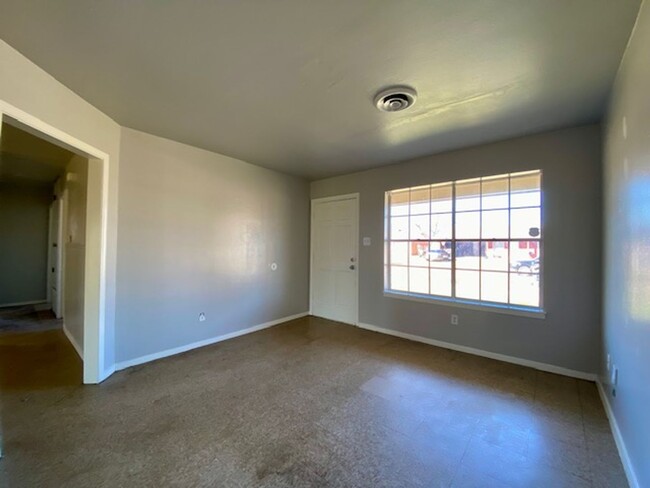 Building Photo - 3 Bedroom 1.5 Bath Home Available in Bossi...