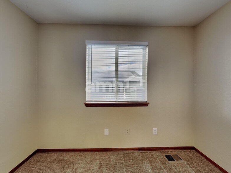 Building Photo - 2325 Hyacinth Rd