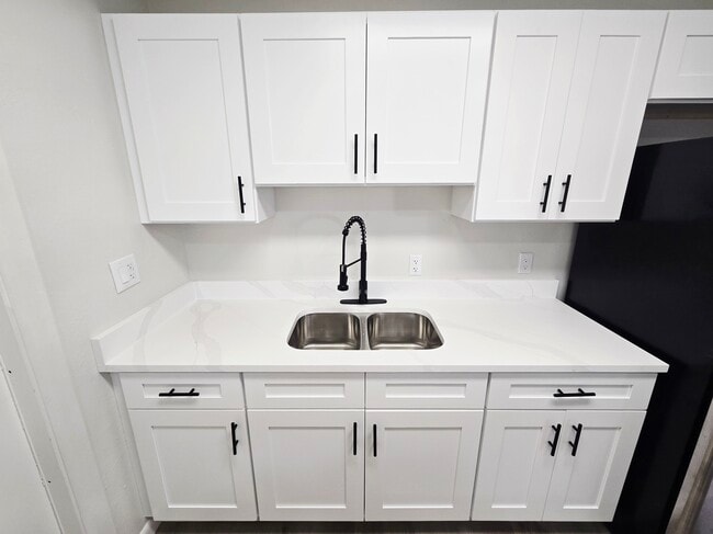 Building Photo - 843 42nd St S