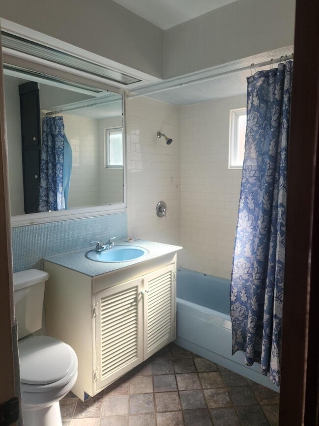 Building Photo - 917 Girard Blvd SE