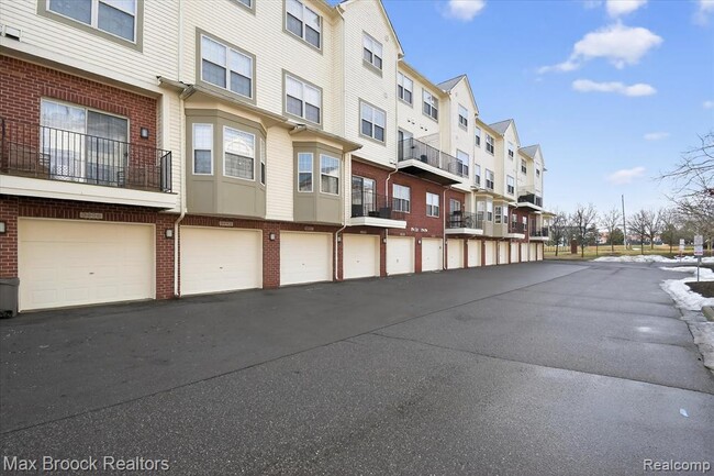 Building Photo - 3255 Camden Dr