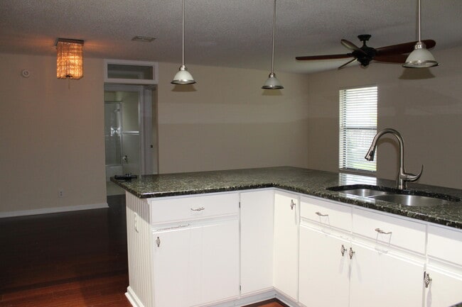 Building Photo - 13880 Paddock Dr