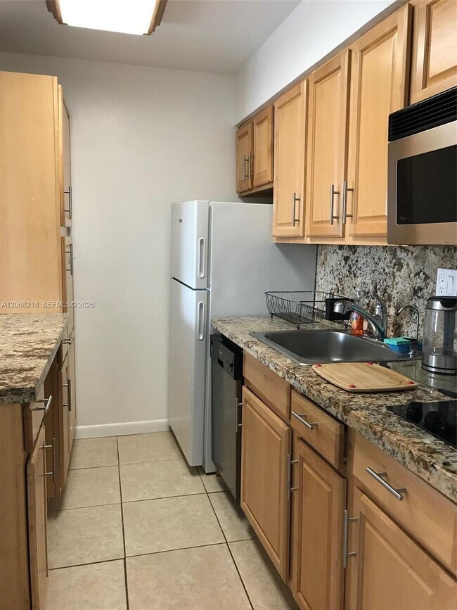 Building Photo - 2200 E Hallandale Beach Blvd