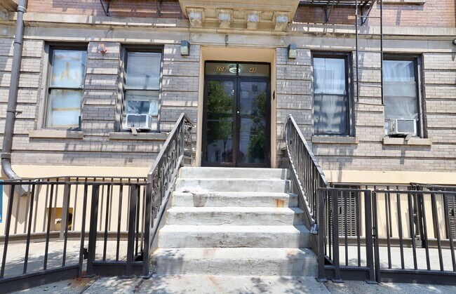 Building Photo - 208 48th St