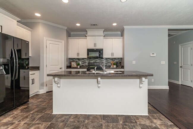 Building Photo - Large 3 bedroom (plus bonus), 2 1/2 bath home in Canterbury Farms!