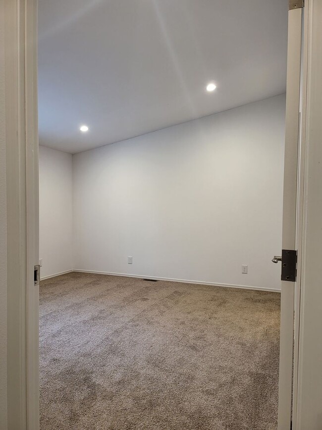 Building Photo - Beautiful 3 Bed 2 Bath House!