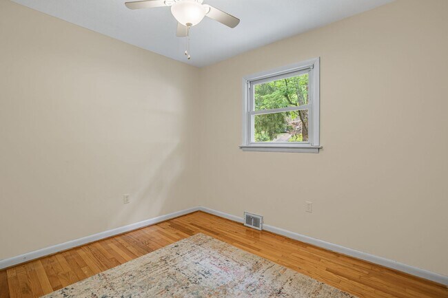 Building Photo - Royal Pines Gem with Private Fenced Yard