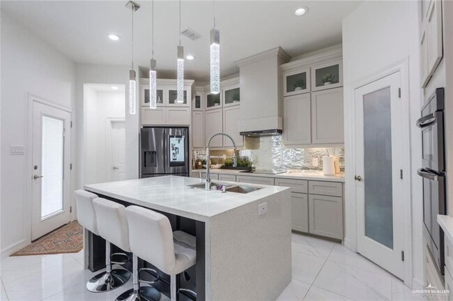 Building Photo - 7 West Dr